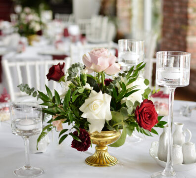 Złote misy z bukietami w kolorze burgund i bieli