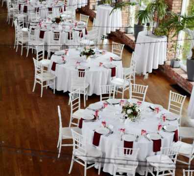 Elegancka i nastrojowa dekoracja ślubna na sali.