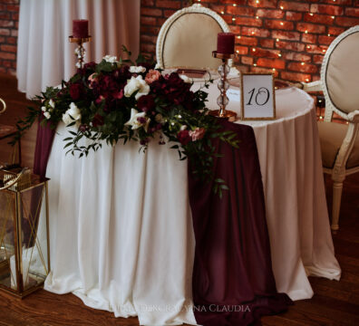 Stolik w kolorze burgund