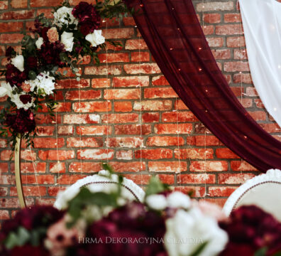 Ścianka na wesele w kolorze burgund.