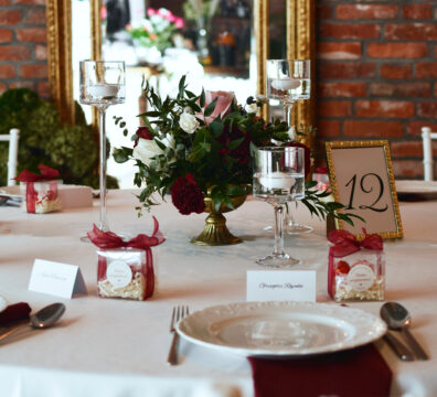 kwiaty w misach na stoły gości na wesele.