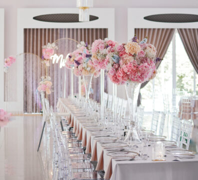 Wysokie flakony na stoliki na wesele, pastelowe kwiaty