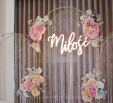 Dekoracja weselne ścianka kwiatowa, łuki, kryształki