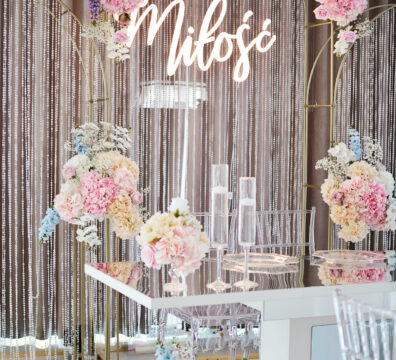 Dekoracja ścianki, blaty lustrzane na wesle, napis miłość ledowy