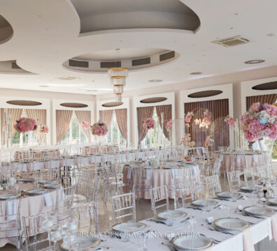 Pastelowe kolory, akrylowe krzesła na wesele, wysoki szklane flakony z bukietami, dekoracja stolików weselnych., podtalerze.