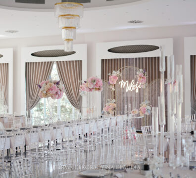 Pastelowe kolory, akrylowe krzesła na wesele, wysoki szklane flakony z bukietami, dekoracja stolików weselnych.