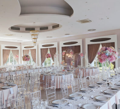 Pastelowe kolory, akrylowe krzesła na wesele, wysoki szklane flakony z bukietami, dekoracja stolików weselnych.