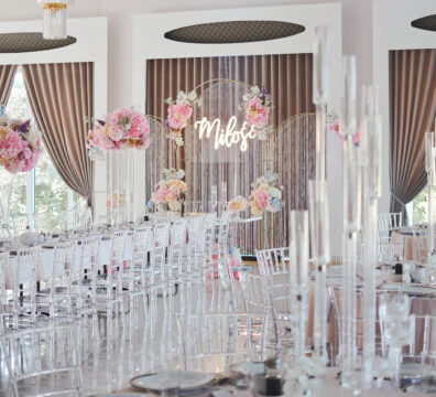 Ścianka łuki z diamencikami, szklane flakony, świeczniki akrylowe.