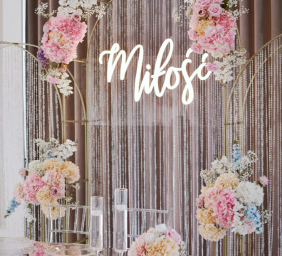 Ścianka łuki kwiatowe, ledon Miłość, stolik, blaty lustrzane.