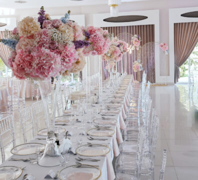 Duże pastelowe bukiety w wysokich szklanych flakonach. Przeźroczyste Krzesła