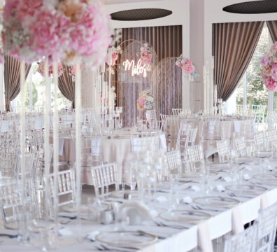 Wysokie flakony na stoliki na wesele, pastelowe kwiaty