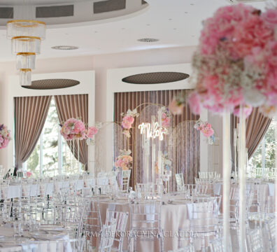 Łuk kwiatowy na wesele, lustrzane blaty na ślub.