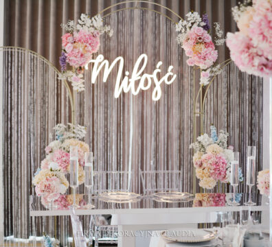 Łuk kwiatowy na wesele, lustrzane blaty na ślub.