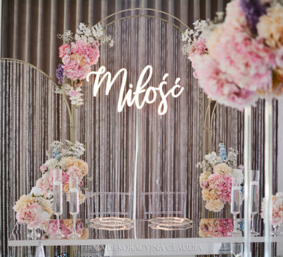 Łuk kwiatowy na wesele, lustrzane blaty na ślub.