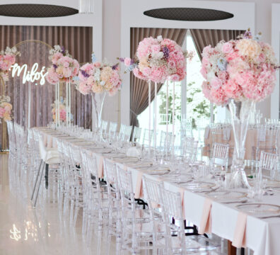 Pastelowe kolory, akrylowe krzesła na wesele, wysoki szklane flakony z bukietami, dekoracja stolików weselnych., podtalerze.